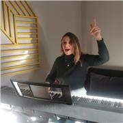 Soprano polivalente, cantante, profesora, vocal coach, 25 años de experiencia, en activo. Clases online y presenciales